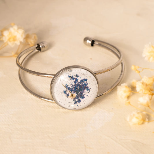 Dar Suad bracelet featuring one-of-a-kind original artwork in white and blue with an alloy setting.